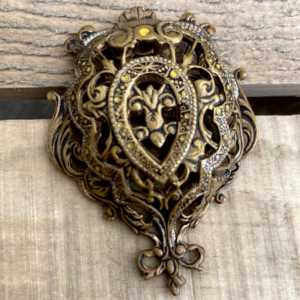 Vintage Attractive Gold/Bronze toned filigree brooch pendant